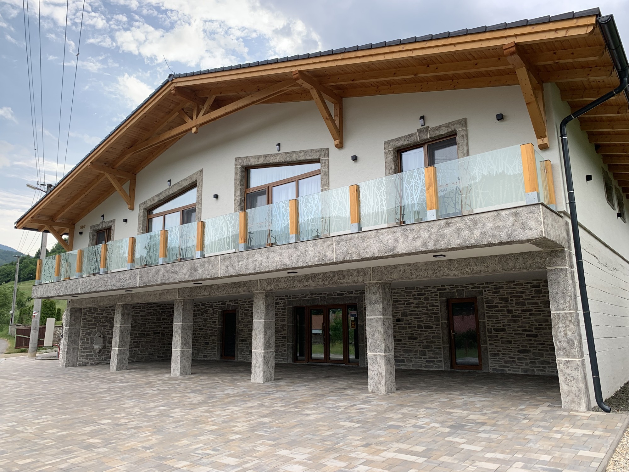 Sklenené zábradlie balkóna v apartmánovom dome